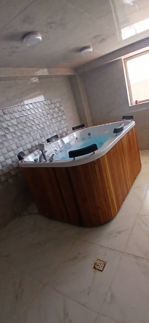 جکوزی شش نفره اسپا ۹۰